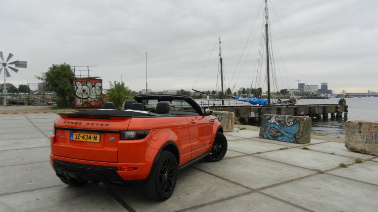 In een tijd dat de premium merken graag de niches opzoeken, grijpt Land Rover zijn kans om een SUV-cabriolet in de markt te zetten, de Range Rover Evoque Convertible. AutoVandaag doet een rijtest.