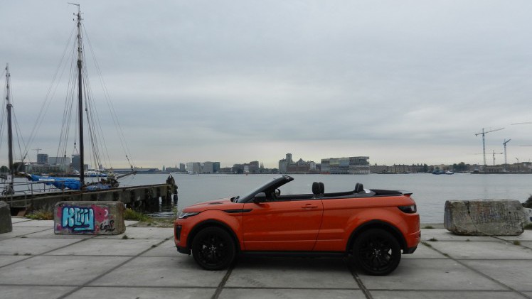 In een tijd dat de premium merken graag de niches opzoeken, grijpt Land Rover zijn kans om een SUV-cabriolet in de markt te zetten, de Range Rover Evoque Convertible. AutoVandaag doet een rijtest.
