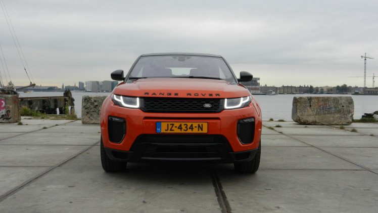 In een tijd dat de premium merken graag de niches opzoeken, grijpt Land Rover zijn kans om een SUV-cabriolet in de markt te zetten, de Range Rover Evoque Convertible. AutoVandaag doet een rijtest.