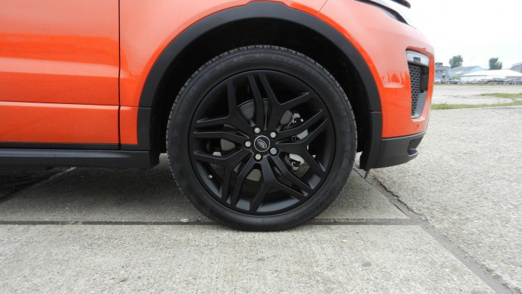 In een tijd dat de premium merken graag de niches opzoeken, grijpt Land Rover zijn kans om een SUV-cabriolet in de markt te zetten, de Range Rover Evoque Convertible. AutoVandaag doet een rijtest.
