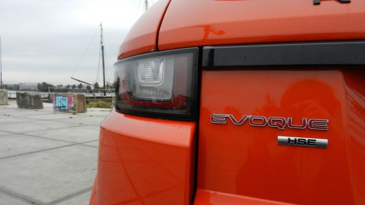 In een tijd dat de premium merken graag de niches opzoeken, grijpt Land Rover zijn kans om een SUV-cabriolet in de markt te zetten, de Range Rover Evoque Convertible. AutoVandaag doet een rijtest.