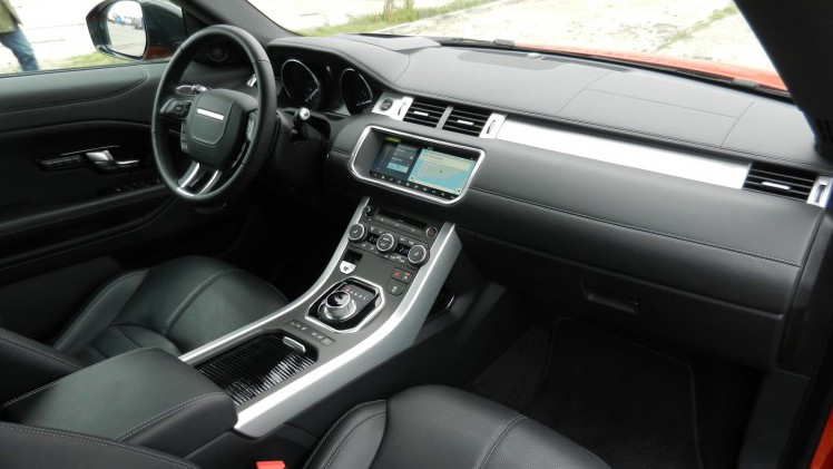 In een tijd dat de premium merken graag de niches opzoeken, grijpt Land Rover zijn kans om een SUV-cabriolet in de markt te zetten, de Range Rover Evoque Convertible. AutoVandaag doet een rijtest.