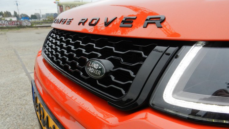 In een tijd dat de premium merken graag de niches opzoeken, grijpt Land Rover zijn kans om een SUV-cabriolet in de markt te zetten, de Range Rover Evoque Convertible. AutoVandaag doet een rijtest.