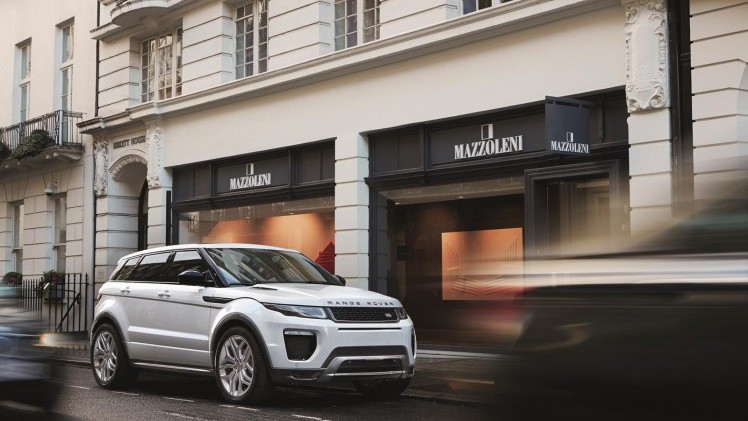 De Range Rover Evoque heeft een subtiele facelift gehad. De highlights? Een nieuw infotainmentsysteem en nieuwe dieselmotoren. Hij komt er zelfs als 20% bijteller.
