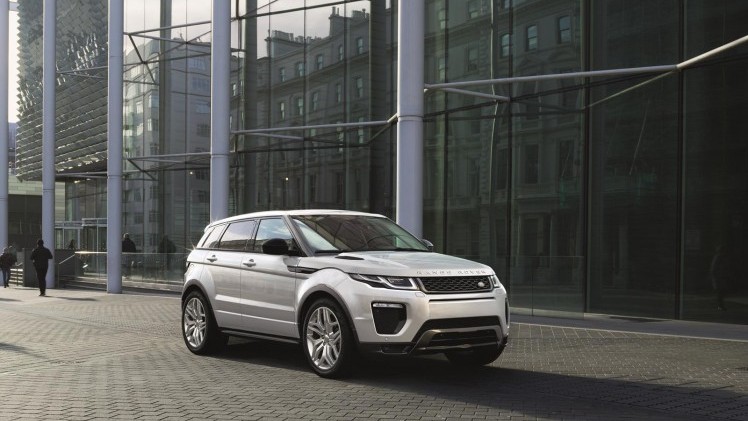 De Range Rover Evoque heeft een subtiele facelift gehad. De highlights? Een nieuw infotainmentsysteem en nieuwe dieselmotoren. Hij komt er zelfs als 20% bijteller.