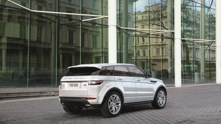 De Range Rover Evoque heeft een subtiele facelift gehad. De highlights? Een nieuw infotainmentsysteem en nieuwe dieselmotoren. Hij komt er zelfs als 20% bijteller.