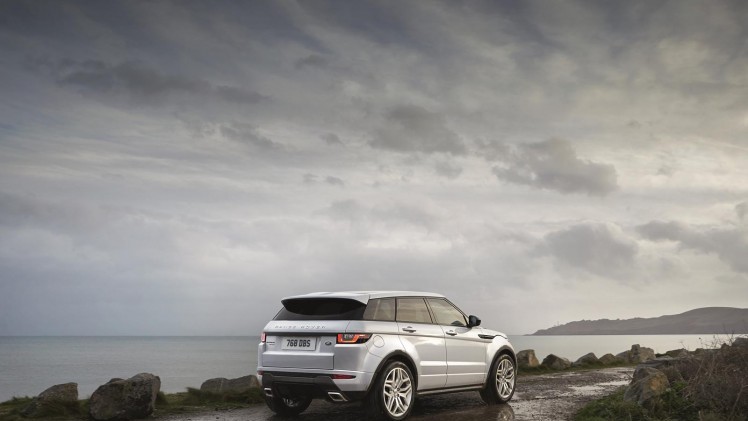 De Range Rover Evoque heeft een subtiele facelift gehad. De highlights? Een nieuw infotainmentsysteem en nieuwe dieselmotoren. Hij komt er zelfs als 20% bijteller.