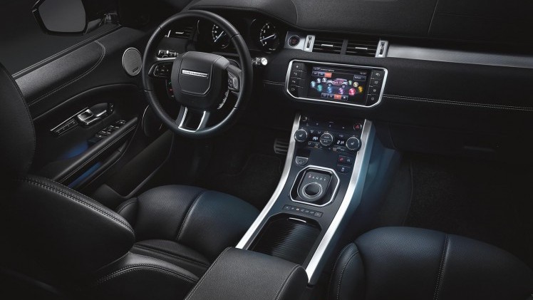 De Range Rover Evoque heeft een subtiele facelift gehad. De highlights? Een nieuw infotainmentsysteem en nieuwe dieselmotoren. Hij komt er zelfs als 20% bijteller.