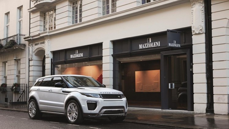 De Range Rover Evoque heeft een subtiele facelift gehad. De highlights? Een nieuw infotainmentsysteem en nieuwe dieselmotoren. Hij komt er zelfs als 20% bijteller.