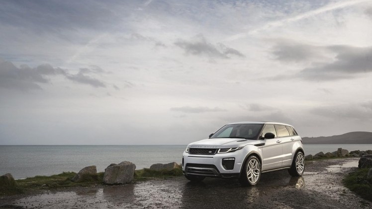 De Range Rover Evoque heeft een subtiele facelift gehad. De highlights? Een nieuw infotainmentsysteem en nieuwe dieselmotoren. Hij komt er zelfs als 20% bijteller.