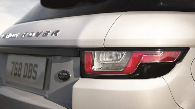 De Range Rover Evoque heeft een subtiele facelift gehad. De highlights? Een nieuw infotainmentsysteem en nieuwe dieselmotoren. Hij komt er zelfs als 20% bijteller.