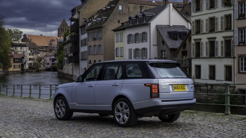 Test van Range Rover Hybrid. Een elektrisch bereik van 1,6 km en een elektrische top van 48 km/u. Wat is de meerwaarde eigenlijk van de Range Rover Hybrid buiten de milieuverantwoorde Hybrid-badges?
