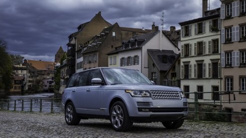 Test van Range Rover Hybrid. Een elektrisch bereik van 1,6 km en een elektrische top van 48 km/u. Wat is de meerwaarde eigenlijk van de Range Rover Hybrid buiten de milieuverantwoorde Hybrid-badges?