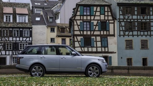 Test van Range Rover Hybrid. Een elektrisch bereik van 1,6 km en een elektrische top van 48 km/u. Wat is de meerwaarde eigenlijk van de Range Rover Hybrid buiten de milieuverantwoorde Hybrid-badges?