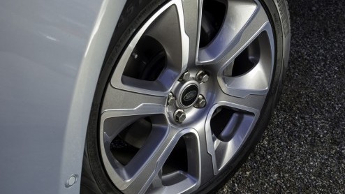 Test van Range Rover Hybrid. Een elektrisch bereik van 1,6 km en een elektrische top van 48 km/u. Wat is de meerwaarde eigenlijk van de Range Rover Hybrid buiten de milieuverantwoorde Hybrid-badges?
