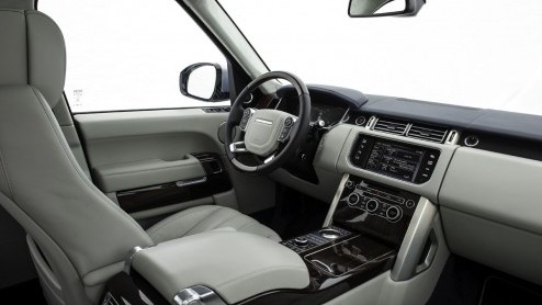 Test van Range Rover Hybrid. Een elektrisch bereik van 1,6 km en een elektrische top van 48 km/u. Wat is de meerwaarde eigenlijk van de Range Rover Hybrid buiten de milieuverantwoorde Hybrid-badges?
