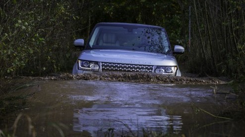 Test van Range Rover Hybrid. Een elektrisch bereik van 1,6 km en een elektrische top van 48 km/u. Wat is de meerwaarde eigenlijk van de Range Rover Hybrid buiten de milieuverantwoorde Hybrid-badges?