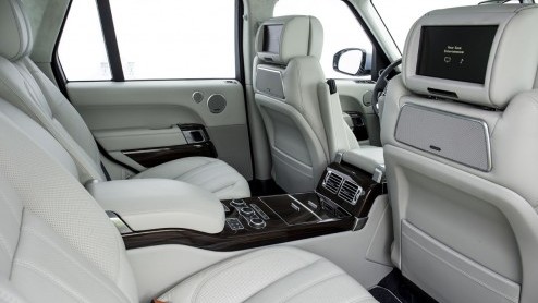 Test van Range Rover Hybrid. Een elektrisch bereik van 1,6 km en een elektrische top van 48 km/u. Wat is de meerwaarde eigenlijk van de Range Rover Hybrid buiten de milieuverantwoorde Hybrid-badges?