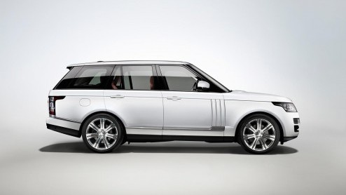 De orderboeken voor de verlengde Range Rover zijn geopend. De gestrekte SUV is gemiddeld een kleine vier mille duurder dan de versies met standaard wielbasis en te koop vanaf 133.800 euro.
