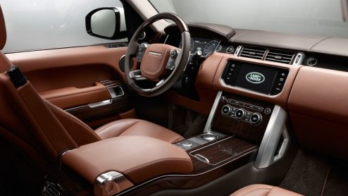De orderboeken voor de verlengde Range Rover zijn geopend. De gestrekte SUV is gemiddeld een kleine vier mille duurder dan de versies met standaard wielbasis en te koop vanaf 133.800 euro.