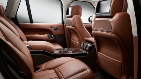 De orderboeken voor de verlengde Range Rover zijn geopend. De gestrekte SUV is gemiddeld een kleine vier mille duurder dan de versies met standaard wielbasis en te koop vanaf 133.800 euro.