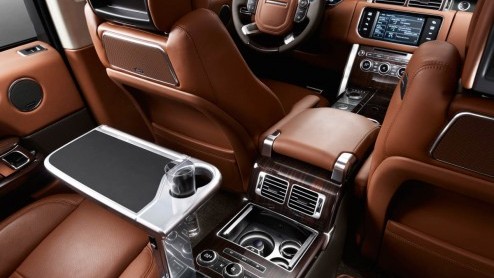 De orderboeken voor de verlengde Range Rover zijn geopend. De gestrekte SUV is gemiddeld een kleine vier mille duurder dan de versies met standaard wielbasis en te koop vanaf 133.800 euro.