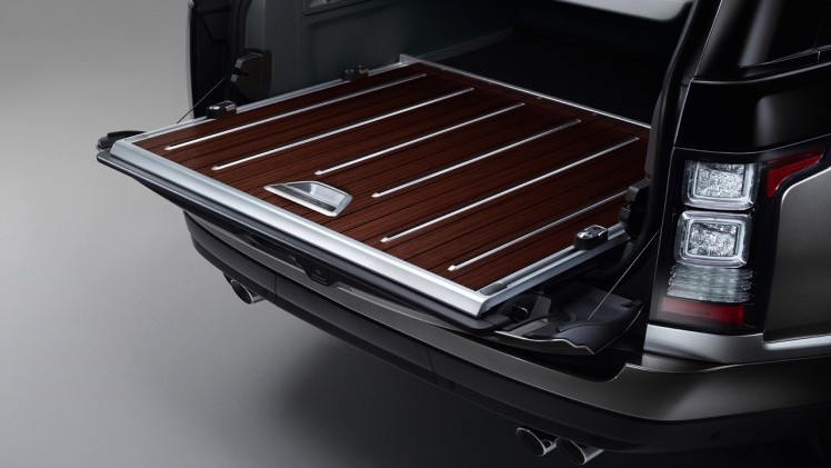 Land Rover introduceert voor modeljaar 2016 de nieuwe Range Rover SVAutobiography met extra luxe uitrusting, speciale details en de mogelijkheid om de 5.0 Supercharged 550 pk te bestellen.