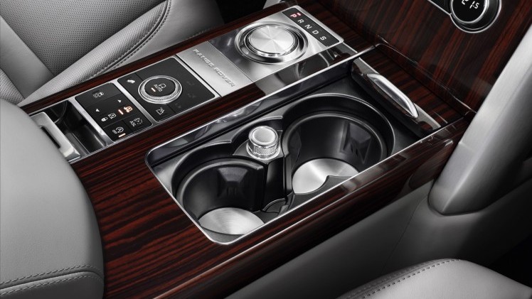 Land Rover introduceert voor modeljaar 2016 de nieuwe Range Rover SVAutobiography met extra luxe uitrusting, speciale details en de mogelijkheid om de 5.0 Supercharged 550 pk te bestellen.