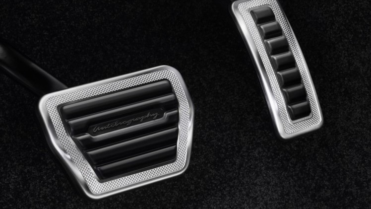 Land Rover introduceert voor modeljaar 2016 de nieuwe Range Rover SVAutobiography met extra luxe uitrusting, speciale details en de mogelijkheid om de 5.0 Supercharged 550 pk te bestellen.