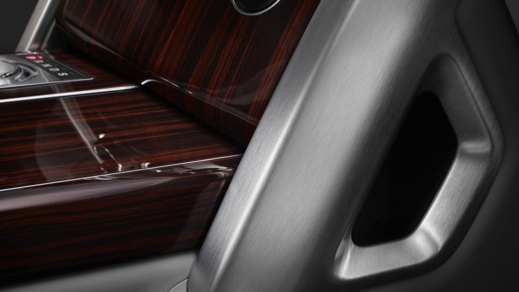 Land Rover introduceert voor modeljaar 2016 de nieuwe Range Rover SVAutobiography met extra luxe uitrusting, speciale details en de mogelijkheid om de 5.0 Supercharged 550 pk te bestellen.