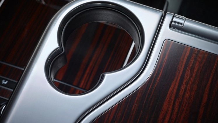 Land Rover introduceert voor modeljaar 2016 de nieuwe Range Rover SVAutobiography met extra luxe uitrusting, speciale details en de mogelijkheid om de 5.0 Supercharged 550 pk te bestellen.