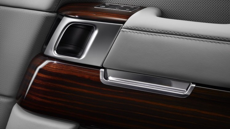 Land Rover introduceert voor modeljaar 2016 de nieuwe Range Rover SVAutobiography met extra luxe uitrusting, speciale details en de mogelijkheid om de 5.0 Supercharged 550 pk te bestellen.