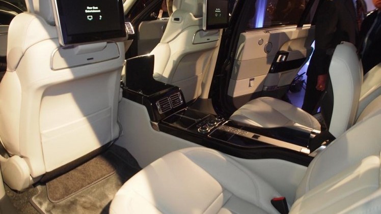 Land Rover introduceert voor modeljaar 2016 de nieuwe Range Rover SVAutobiography met extra luxe uitrusting, speciale details en de mogelijkheid om de 5.0 Supercharged 550 pk te bestellen.