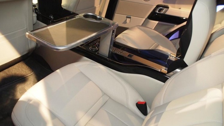 Land Rover introduceert voor modeljaar 2016 de nieuwe Range Rover SVAutobiography met extra luxe uitrusting, speciale details en de mogelijkheid om de 5.0 Supercharged 550 pk te bestellen.