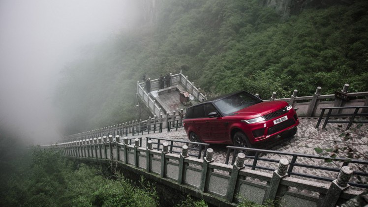 Coureur Ho-Pin Tung beklom de 999 trappen van Heaven's Gate met een Range Sport Sport PHEV.