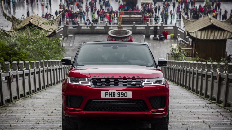Coureur Ho-Pin Tung beklom de 999 trappen van Heaven's Gate met een Range Sport Sport PHEV.