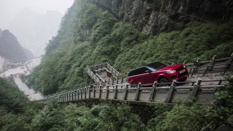 Coureur Ho-Pin Tung beklom de 999 trappen van Heaven's Gate met een Range Sport Sport PHEV.