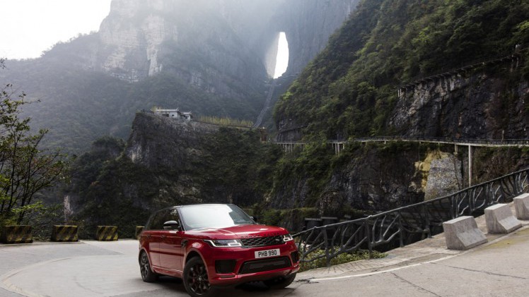 Coureur Ho-Pin Tung beklom de 999 trappen van Heaven's Gate met een Range Sport Sport PHEV.