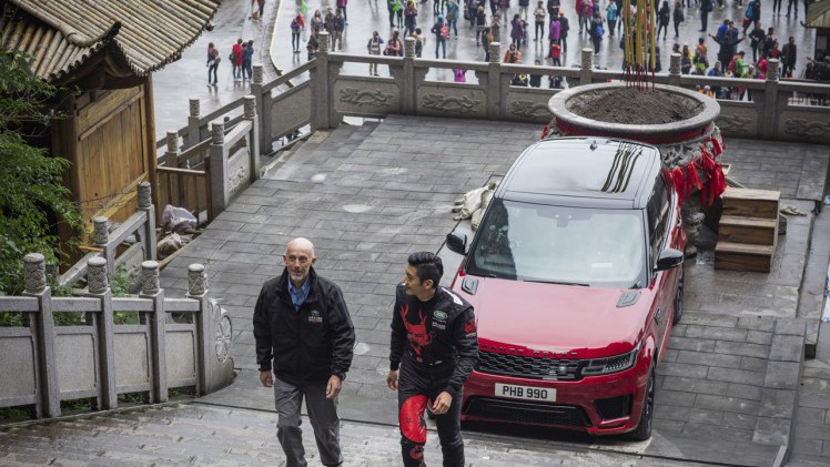 Coureur Ho-Pin Tung beklom de 999 trappen van Heaven's Gate met een Range Sport Sport PHEV.