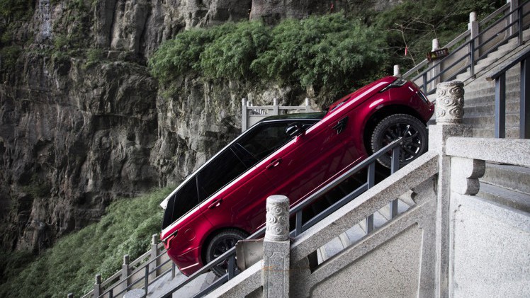 Coureur Ho-Pin Tung beklom de 999 trappen van Heaven's Gate met een Range Sport Sport PHEV.