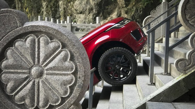 Coureur Ho-Pin Tung beklom de 999 trappen van Heaven's Gate met een Range Sport Sport PHEV.