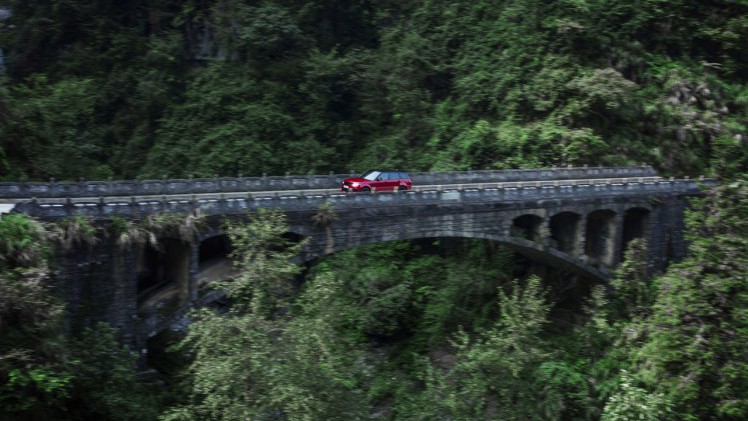Coureur Ho-Pin Tung beklom de 999 trappen van Heaven's Gate met een Range Sport Sport PHEV.