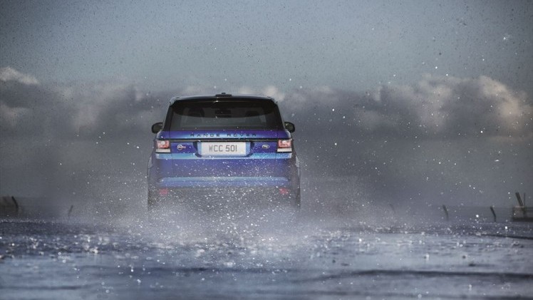 De snelste Range Rover van dit moment is de Range Rover Sport SVR met 550 pk uit een 5.0 liter V8 Supercharged. Hij is in Nederland voor prijzen vanaf 192.400 euro.
