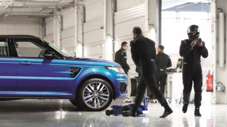 De snelste Range Rover van dit moment is de Range Rover Sport SVR met 550 pk uit een 5.0 liter V8 Supercharged. Hij is in Nederland voor prijzen vanaf 192.400 euro.
