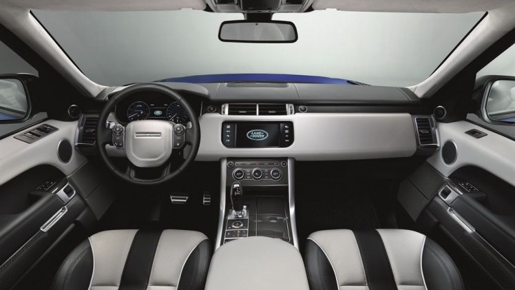 De snelste Range Rover van dit moment is de Range Rover Sport SVR met 550 pk uit een 5.0 liter V8 Supercharged. Hij is in Nederland voor prijzen vanaf 192.400 euro.