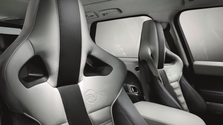 De snelste Range Rover van dit moment is de Range Rover Sport SVR met 550 pk uit een 5.0 liter V8 Supercharged. Hij is in Nederland voor prijzen vanaf 192.400 euro.