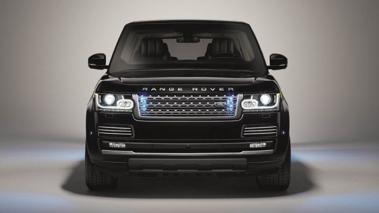 Twee handgranaten, vijftien kg tnt en een regen aan 7.62mm kogels stoppen deze Range Rover niet. Maak kennis met de Range Rover Sentinel.