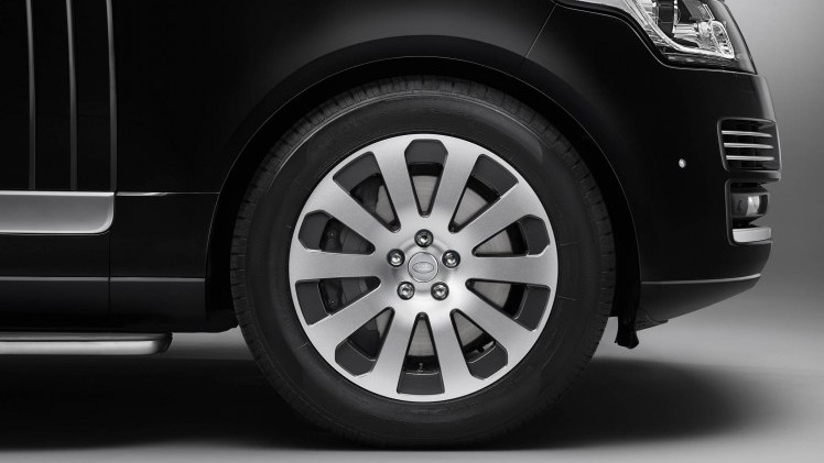 Twee handgranaten, vijftien kg tnt en een regen aan 7.62mm kogels stoppen deze Range Rover niet. Maak kennis met de Range Rover Sentinel.