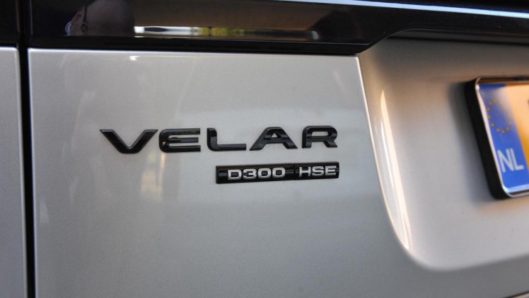 Range Rover plaatst de nieuwe Velar mooi tussen de compacte Evoque en de Range Rover Sport. De auto heeft een fors formaat en dito binnenruimte. Het rijgedrag is comfortabel.