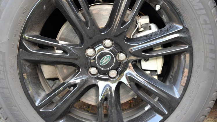 Range Rover plaatst de nieuwe Velar mooi tussen de compacte Evoque en de Range Rover Sport. De auto heeft een fors formaat en dito binnenruimte. Het rijgedrag is comfortabel.